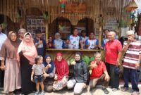 Tri Adhianto (tengah), berfoto bersama warga saat meninjau potensi lingkungan di RW 14, Kelurahan Pekayon Jaya, Kecamatan Bekasi Selatan