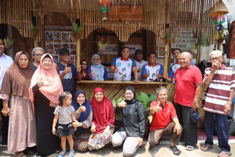 Tri Adhianto (tengah), berfoto bersama warga saat meninjau potensi lingkungan di RW 14, Kelurahan Pekayon Jaya, Kecamatan Bekasi Selatan