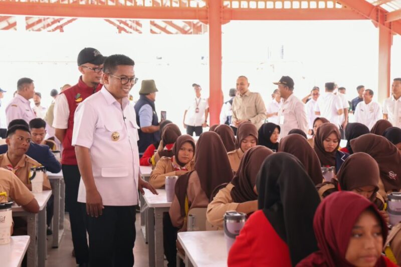 Andra Soni menyapa para siswa saat meninjau pelaksanaan Makan Bergizi Gratis (MBG) dan Masa Pengenalan Lingkungan Sekolah (MPLS) di Sekolah Rakyat (SR) Terintegrasi