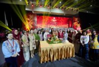 Ketua Harian Dekranas Tri Tito Karnavian bersama jajaran pengurus dan pendukung acara berfoto bersama dalam Tumpengan dan Gladi Bersih Pembukaan Pameran Kriyanusa 2026 di Panggung Utama Hall B, Jakarta International Convention Center, Jumat (25/9/2026).