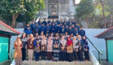 Sivitas akademika UWM Yogyakarta berziarah ke makam pendiri kampus di Imogiri dalam rangka Dies Natalis ke-44.