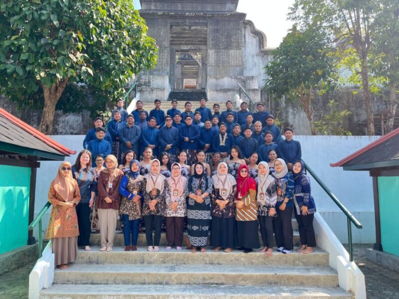Sivitas akademika UWM Yogyakarta berziarah ke makam pendiri kampus di Imogiri dalam rangka Dies Natalis ke-44.