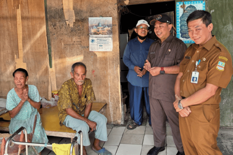 Kepala Disperkimtan Nur Chaidir meninjau kondisi rumah penerima manfaat program Rumah Tidak Layak Huni.