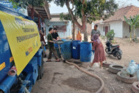 AIR BERSIH : Penanganan kekeringan di Kabupaten Bekasi terus diperkuat Pemerintah Kabupaten Bekasi melalui Badan Penanggulangan Bencana Daerah (BPBD). Hingga Selasa (6/10/2026) pukul 22.00 WIB, total distribusi air untuk masyarakat terdampak telah mencapai 15.409.275 liter.