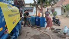 AIR BERSIH : Penanganan kekeringan di Kabupaten Bekasi terus diperkuat Pemerintah Kabupaten Bekasi melalui Badan Penanggulangan Bencana Daerah (BPBD). Hingga Selasa (6/10/2026) pukul 22.00 WIB, total distribusi air untuk masyarakat terdampak telah mencapai 15.409.275 liter.