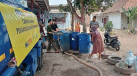 AIR BERSIH : Penanganan kekeringan di Kabupaten Bekasi terus diperkuat Pemerintah Kabupaten Bekasi melalui Badan Penanggulangan Bencana Daerah (BPBD). Hingga Selasa (6/10/2026) pukul 22.00 WIB, total distribusi air untuk masyarakat terdampak telah mencapai 15.409.275 liter.