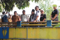 Plt Bupati Bekasi, dr. Asep Surya Atmaja didampingi Plt Camat Sukakarya Bahrul Ulum beserta jajaran terkait meninjau langsung titik kedua lokasi adanya Bangunan Liar(Bangli) yang berlokasi di Kp. Pulo Gelatik Desa Sukaindah, Kecamatan Sukakarya pada Selasa, (13/10/2026).