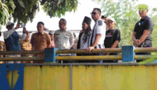 Plt Bupati Bekasi, dr. Asep Surya Atmaja didampingi Plt Camat Sukakarya Bahrul Ulum beserta jajaran terkait meninjau langsung titik kedua lokasi adanya Bangunan Liar(Bangli) yang berlokasi di Kp. Pulo Gelatik Desa Sukaindah, Kecamatan Sukakarya pada Selasa, (13/10/2026).