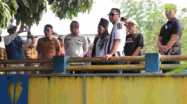Plt Bupati Bekasi, dr. Asep Surya Atmaja didampingi Plt Camat Sukakarya Bahrul Ulum beserta jajaran terkait meninjau langsung titik kedua lokasi adanya Bangunan Liar(Bangli) yang berlokasi di Kp. Pulo Gelatik Desa Sukaindah, Kecamatan Sukakarya pada Selasa, (13/10/2026).