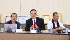 DUDUK DI TENGAH : Kepala Bidang Pemerintahan dan Pembangunan Manusia Bappeda, Fadly Marissatrio, saat visitasi lapangan tim penilai ASN Berprestasi Tingkat Provinsi Jawa Barat Tahun 2026.