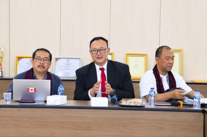 DUDUK DI TENGAH : Kepala Bidang Pemerintahan dan Pembangunan Manusia Bappeda, Fadly Marissatrio, saat visitasi lapangan tim penilai ASN Berprestasi Tingkat Provinsi Jawa Barat Tahun 2026.