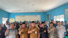 INOVASI : Pemerintah Desa Mekarjaya, Kecamatan Kedungwaringin, Kabupaten Bekasi, menghadirkan inovasi pelayanan administrasi berbasis kecerdasan buatan atau Artificial Intelligence (AI) untuk memudahkan masyarakat mengurus berbagai dokumen secara lebih cepat dan praktis. Inovasi bertajuk “Layanan 24 Jam Desa dalam Genggaman” tersebut disosialisasikan sekaligus disimulasikan di Kantor Desa Mekarjaya, Senin (12/10/2026)