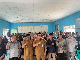 INOVASI : Pemerintah Desa Mekarjaya, Kecamatan Kedungwaringin, Kabupaten Bekasi, menghadirkan inovasi pelayanan administrasi berbasis kecerdasan buatan atau Artificial Intelligence (AI) untuk memudahkan masyarakat mengurus berbagai dokumen secara lebih cepat dan praktis. Inovasi bertajuk “Layanan 24 Jam Desa dalam Genggaman” tersebut disosialisasikan sekaligus disimulasikan di Kantor Desa Mekarjaya, Senin (12/10/2026)
