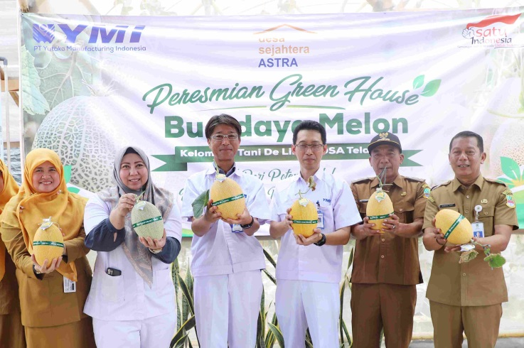 Green House Budidaya Melon sekaligus panen perdana yang dikelola oleh Kelompok Tani De Lima program Desa Sejahtera Astra (DSA), dilaunching oleh Plt Kepala Dinas Pertanian Kabupaten Bekasi, Nayu Kulsum bersama President Direktur PT. Yutaka Manufacturing Indonesia, Yoshihiro Kimata dan Sekretaris Kecamatan Cikarang Barat Abdul Hay di Perumahan Graha Asri Residence, Desa Telajung Kecamatan Cikarang Barat, Selasa (20/10/2026).
