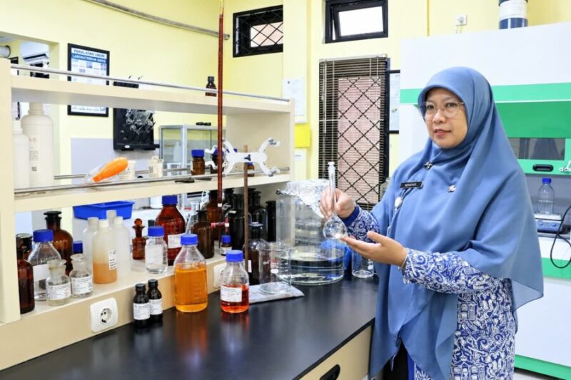 LABORATORIUM : Kepala UPTD Laboratorium Lingkungan pada Dinas Lingkungan Hidup Kabupaten Bekasi, Emalia Agustina mengikuti seleksi tahap III Penghargaan ASN Berprestasi Tingkat Provinsi Jawa Barat 2026. Berlangsung di Ruang Rapat Lab DLH Komplek Pemkab Bekasi Cikarang Pusat, Rabu (28/10/2026). .