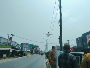 PJU : Dinas Perhubungan (Dishub) Kabupaten Bekasi terus berupaya meningkatkan penerangan jalan umum (PJU), khususnya di ruas jalan provinsi yang melintasi wilayah Kabupaten Bekasi. Upaya tersebut dilakukan melalui koordinasi dan pengajuan program pemasangan tiang PJU kepada Pemerintah Provinsi Jawa Barat.