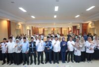 Banten Achmad Dimyati Natakusumah bersama Ketua BAZNAS Banten Prof. Wawan Wahyudin dan para peserta foto bersama usai pembukaan Sosialisasi Pengelolaan Zakat, Infak, dan Sedekah