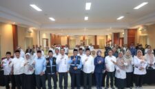 Banten Achmad Dimyati Natakusumah bersama Ketua BAZNAS Banten Prof. Wawan Wahyudin dan para peserta foto bersama usai pembukaan Sosialisasi Pengelolaan Zakat, Infak, dan Sedekah