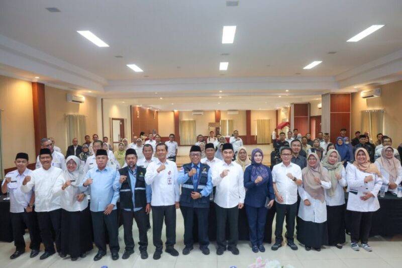 Banten Achmad Dimyati Natakusumah bersama Ketua BAZNAS Banten Prof. Wawan Wahyudin dan para peserta foto bersama usai pembukaan Sosialisasi Pengelolaan Zakat, Infak, dan Sedekah