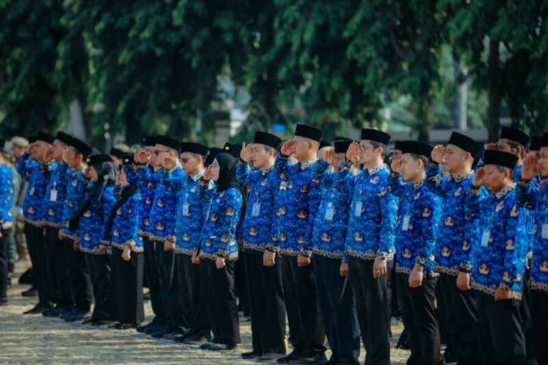 Jajaran Aparatur Sipil Negara (ASN) di lingkungan Pemerintah Provinsi Lampung memberi hormat dengan khidmat saat Upacara Peringatan Hari Kesaktian Pancasila Tahun 2026 di Lapangan Korpri