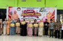 Para pemenang Lomba Menyanyi Solo Antar Dinas/Instansi Tingkat Kota Bekasi foto bersama Ketua DWP Kota Bekasi