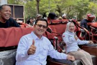 Bupati Purwakarta Saepul Bahri Binzein bersama Ketua DPC Gerindra Purwakarta Sri Puji Utami dan penerima bantuan becak listrik saat penyerahan 100 unit becak listrik di Alun-alun Taman Pasanggrahan Padjadjaran