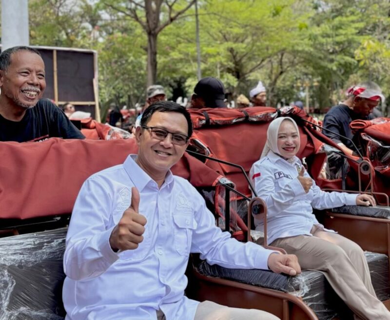 Bupati Purwakarta Saepul Bahri Binzein bersama Ketua DPC Gerindra Purwakarta Sri Puji Utami dan penerima bantuan becak listrik saat penyerahan 100 unit becak listrik di Alun-alun Taman Pasanggrahan Padjadjaran