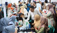 Gubernur Banten Andra Soni berbincang dengan warga saat meninjau pelaksanaan Program Cek Kesehatan Gratis (CKG) di Gedung Gelanggang Remaja (GGR) Ciceri