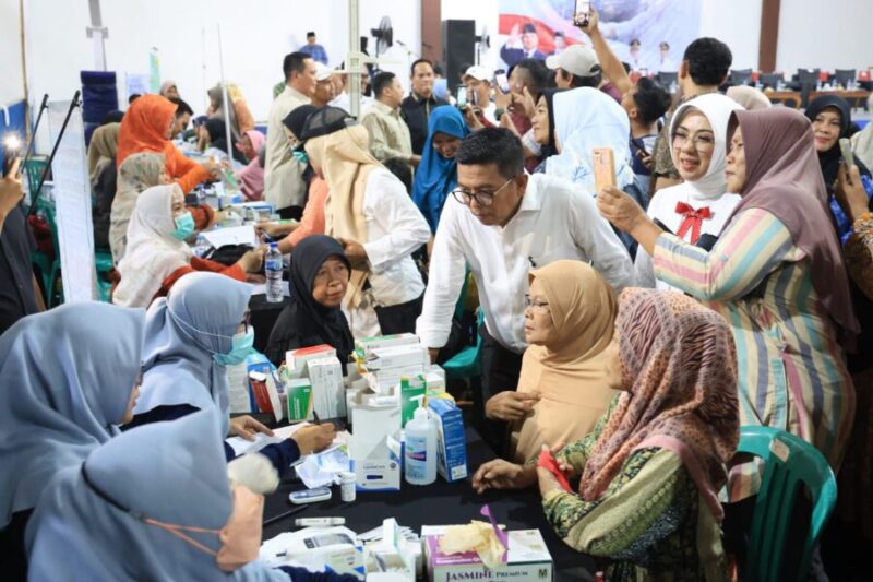 Gubernur Banten Andra Soni berbincang dengan warga saat meninjau pelaksanaan Program Cek Kesehatan Gratis (CKG) di Gedung Gelanggang Remaja (GGR) Ciceri