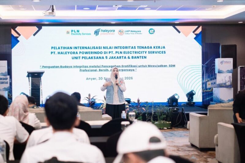 Ketua Forum Penyuluh Anti Korupsi dan Ahli Pembangunan Integritas (PAKSI-API) Provinsi Banten, Ratu Syafitri Muhayati, menyampaikan pemaparan materi saat Penyuluhan Anti Korupsi di Ballroom Jayakarta Villas Anyer