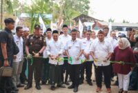 Andra Soni secara resmi memotong pita saat meresmikan Jembatan Leuwi Kukuk di Kampung Cibogo