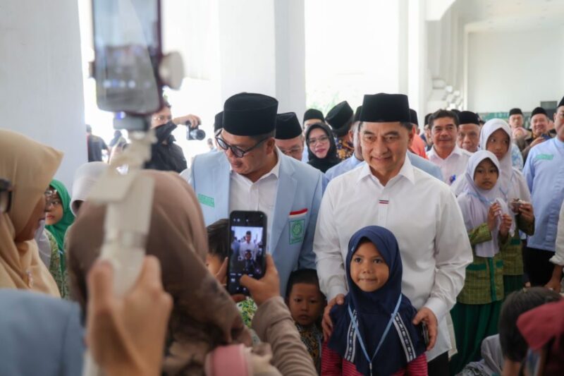 Achmad Dimyati Natakusumah merangkul dan berinteraksi dengan salah seorang peserta saat menghadiri Festival Anak Saleh Indonesia (FASI) XIII di Halaman Masjid Raya Al-Bantani