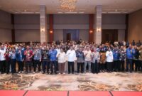Menteri Ketenagakerjaan Yassierli (tengah) berfoto bersama para peserta dan perwakilan perusahaan dalam Temu Mitra Ketenagakerjaan di Bekasi