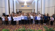 Wakil Menteri Ketenagakerjaan Afriansyah Noor (tengah) berfoto bersama seluruh jajaran pengurus dan peserta Rapat Kerja Nasional (Rakernas) AP2LN di Jakarta, Kamis