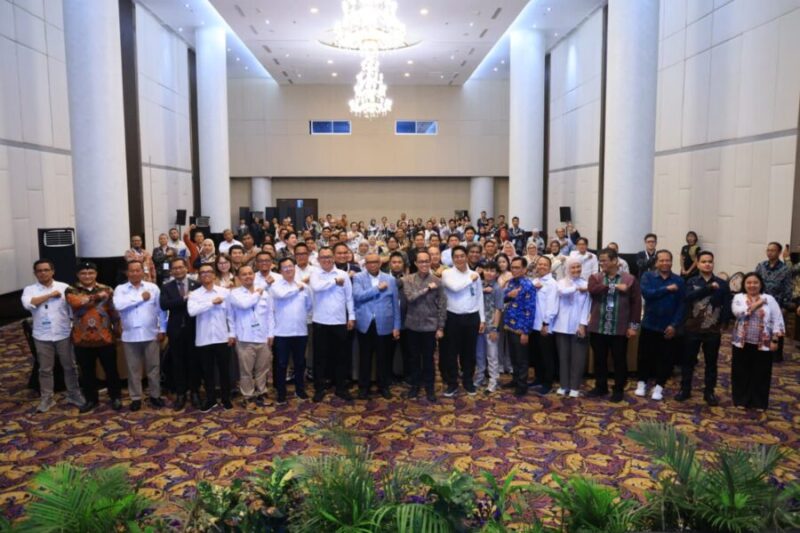 Wakil Menteri Ketenagakerjaan Afriansyah Noor (tengah) berfoto bersama seluruh jajaran pengurus dan peserta Rapat Kerja Nasional (Rakernas) AP2LN di Jakarta, Kamis