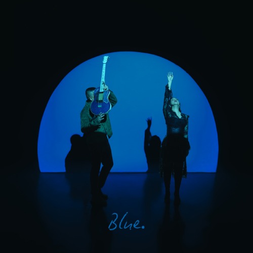 album perdana bertajuk “Blue.” Album yang berisi 11 lagu ini resmi dirilis pada Jumat, 2 Oktober 2026