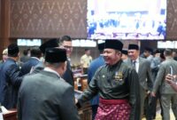 Dr. H. Herman Deru (kanan), berjabat tangan dengan salah satu pimpinan DPRD seusai menghadiri Rapat Paripurna XLII di Gedung DPRD Sumsel
