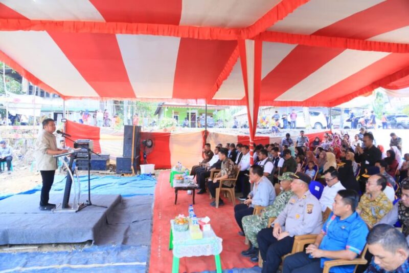 H. Herman Deru memberikan kata sambutan dan arahan saat meninjau langsung progres pembangunan infrastruktur jalan dan jembatan di Ogan Ilir