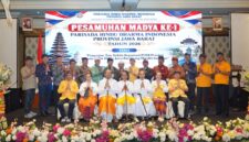 FOTO BERSAMA-Sekretaris Umum PHDI Pusat, Bapak I Ketut Budiasa, S.T, M.M, Ketua Pengurus Harian PHDI Provinsi Jawa Barat, Brigjen TNI (Purn) I Made Riawan dan para peserta, foto bersama usai acara. (Foto Ist).