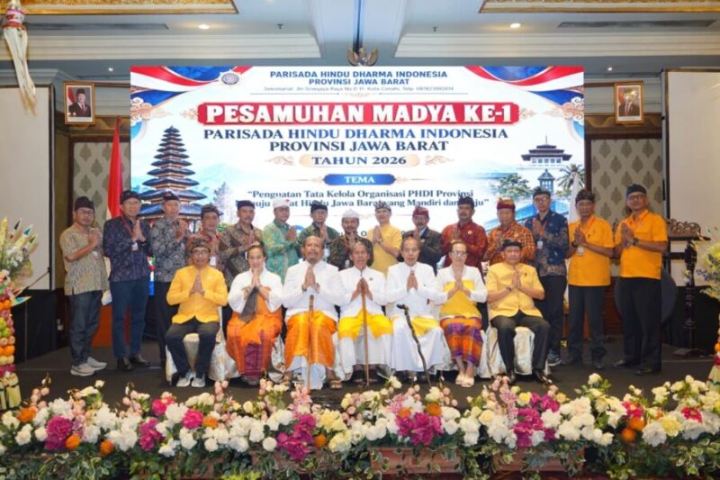 FOTO BERSAMA-Sekretaris Umum PHDI Pusat, Bapak I Ketut Budiasa, S.T, M.M, Ketua Pengurus Harian PHDI Provinsi Jawa Barat, Brigjen TNI (Purn) I Made Riawan dan para peserta, foto bersama usai acara. (Foto Ist).