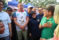 Menko Bidang Pemberdayaan Masyarakat Abdul Muhaimin Iskandar (Cak Imin) bersama Wali Kota Bekasi berbincang hangat dengan warga dan pelaku UMKM saat meninjau Piloting 1001 Pasar Rakyat × Car Free Day Koperasi Savira di kawasan Vida Bekasi, Minggu (4/10/2026).