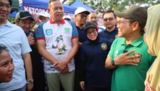 Menko Bidang Pemberdayaan Masyarakat Abdul Muhaimin Iskandar (Cak Imin) bersama Wali Kota Bekasi berbincang hangat dengan warga dan pelaku UMKM saat meninjau Piloting 1001 Pasar Rakyat × Car Free Day Koperasi Savira di kawasan Vida Bekasi, Minggu (4/10/2026).