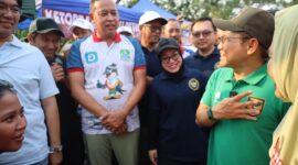 Menko Bidang Pemberdayaan Masyarakat Abdul Muhaimin Iskandar (Cak Imin) bersama Wali Kota Bekasi berbincang hangat dengan warga dan pelaku UMKM saat meninjau Piloting 1001 Pasar Rakyat × Car Free Day Koperasi Savira di kawasan Vida Bekasi, Minggu (4/10/2026).