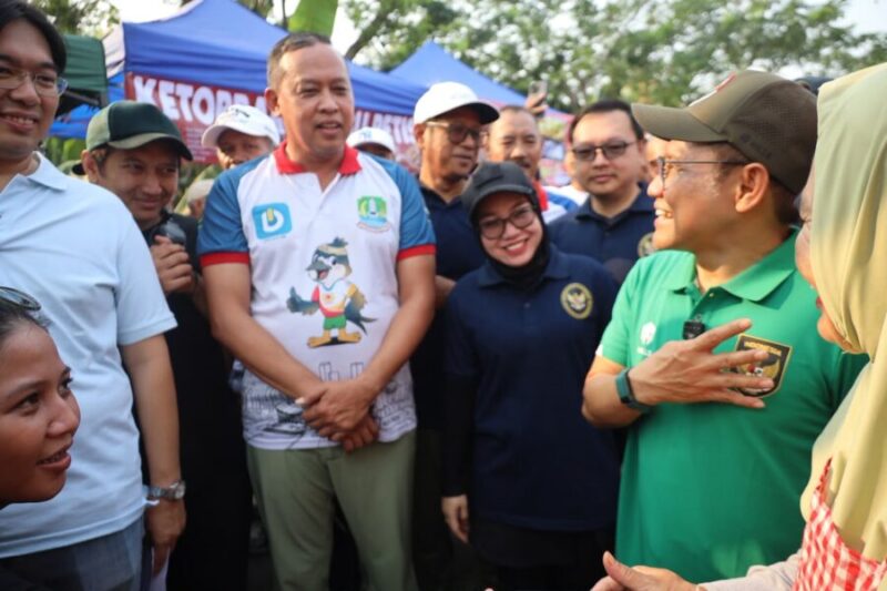 Menko Bidang Pemberdayaan Masyarakat Abdul Muhaimin Iskandar (Cak Imin) bersama Wali Kota Bekasi berbincang hangat dengan warga dan pelaku UMKM saat meninjau Piloting 1001 Pasar Rakyat × Car Free Day Koperasi Savira di kawasan Vida Bekasi, Minggu (4/10/2026).