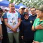Menko Bidang Pemberdayaan Masyarakat Abdul Muhaimin Iskandar (Cak Imin) bersama Wali Kota Bekasi berbincang hangat dengan warga dan pelaku UMKM saat meninjau Piloting 1001 Pasar Rakyat × Car Free Day Koperasi Savira di kawasan Vida Bekasi, Minggu (4/10/2026).