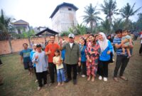 Gubernur Herman Deru bersama warga dan relawan di lokasi rawan karhutla. Semangat kebersamaan dalam pencegahan kebakaran.