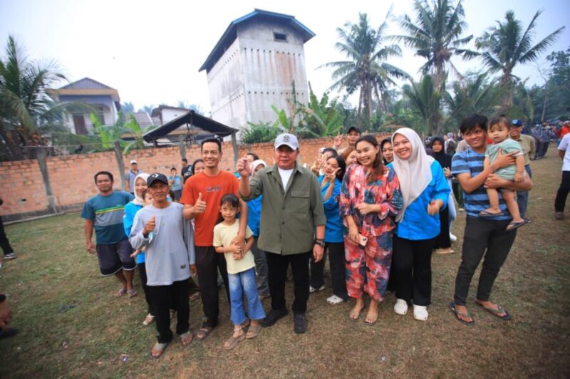 Gubernur Herman Deru bersama warga dan relawan di lokasi rawan karhutla. Semangat kebersamaan dalam pencegahan kebakaran.