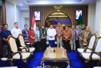 Foto bersama Gubernur Sumsel Dr. H. Herman Deru, Direktur Pelayanan Klinis Kemenkes RI Obrin Parulian, Pj. Bupati Muara Enim Hj. Sumarni, serta jajaran pejabat di Ruang Tamu Gubernur Sumsel.
