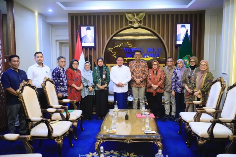 Foto bersama Gubernur Sumsel Dr. H. Herman Deru, Direktur Pelayanan Klinis Kemenkes RI Obrin Parulian, Pj. Bupati Muara Enim Hj. Sumarni, serta jajaran pejabat di Ruang Tamu Gubernur Sumsel.