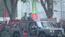 Komandan Korem 043/Garuda Hitam Brigjen TNI Sumarno Marjuki bertindak sebagai Inspektur Upacara saat melakukan pemeriksaan pasukan menggunakan kendaraan taktis pada Upacara Parade HUT ke-81 TNI
